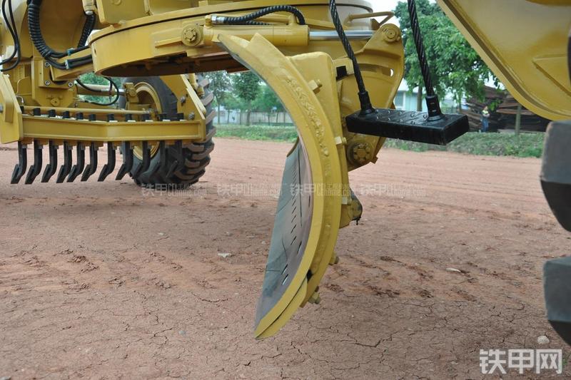 成工MG1320H平地机局部