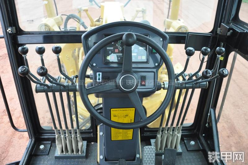 成工MG1320H平地机局部