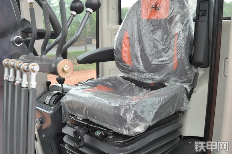 成工MG1320H平地机局部