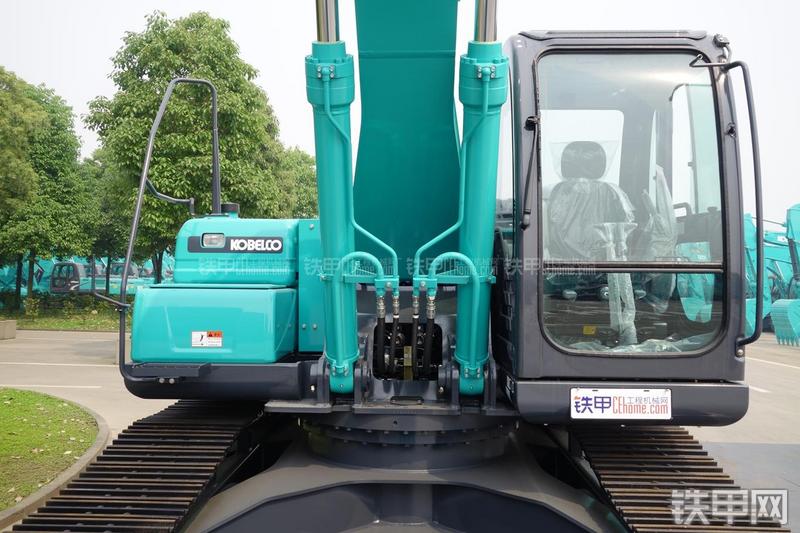 神钢SK250-8挖掘机局部