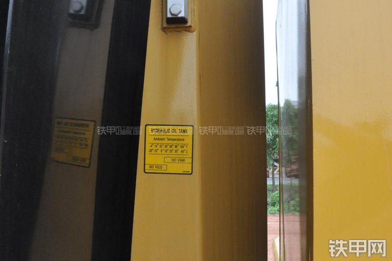 成工MG1320H平地机局部