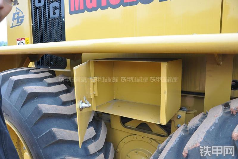 成工MG1320H平地机局部