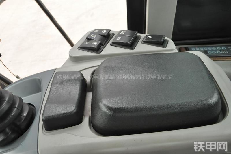 成工CG990H装载机局部