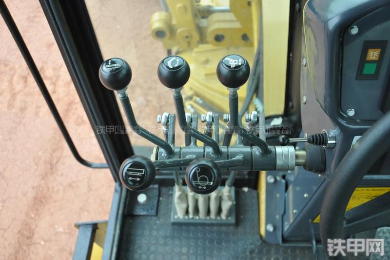 成工MG1320H平地机局部