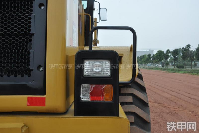 成工MG1320H平地机局部