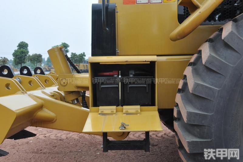 成工MG1320H平地机局部