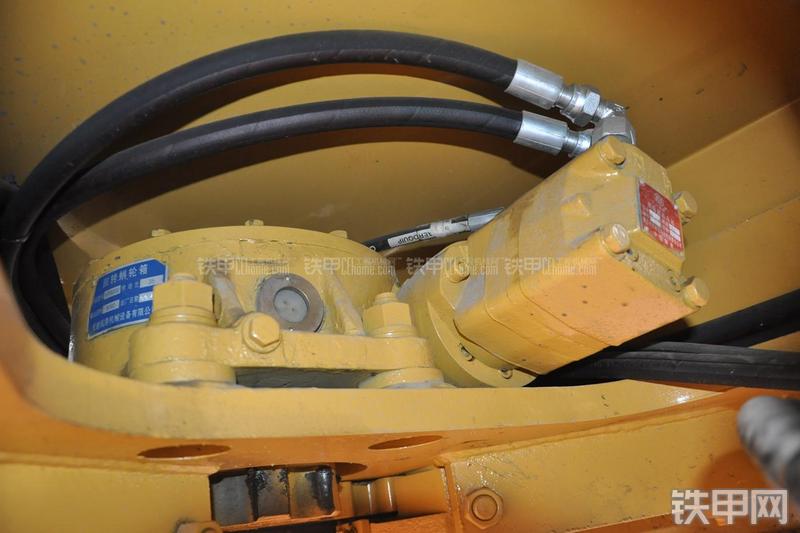 成工MG1320H平地机局部