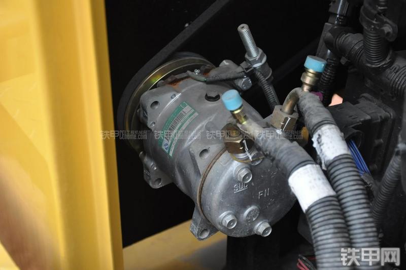 成工MG1320H平地机局部