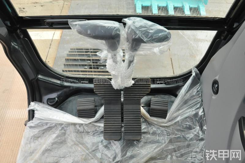 神钢SK200-8挖掘机局部