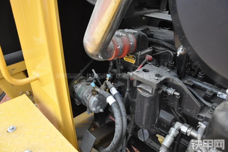 成工MG1320H平地机局部