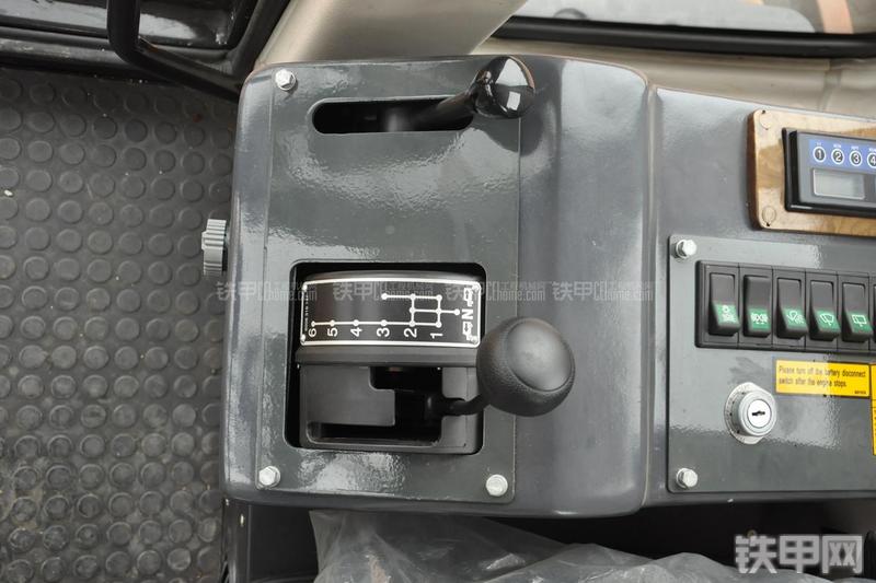 成工MG1320H平地机局部