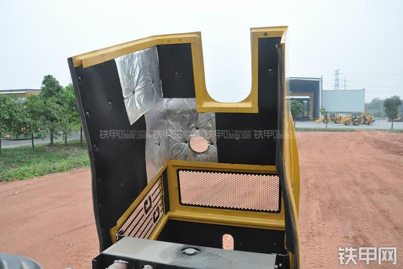 成工MG1320H平地机局部