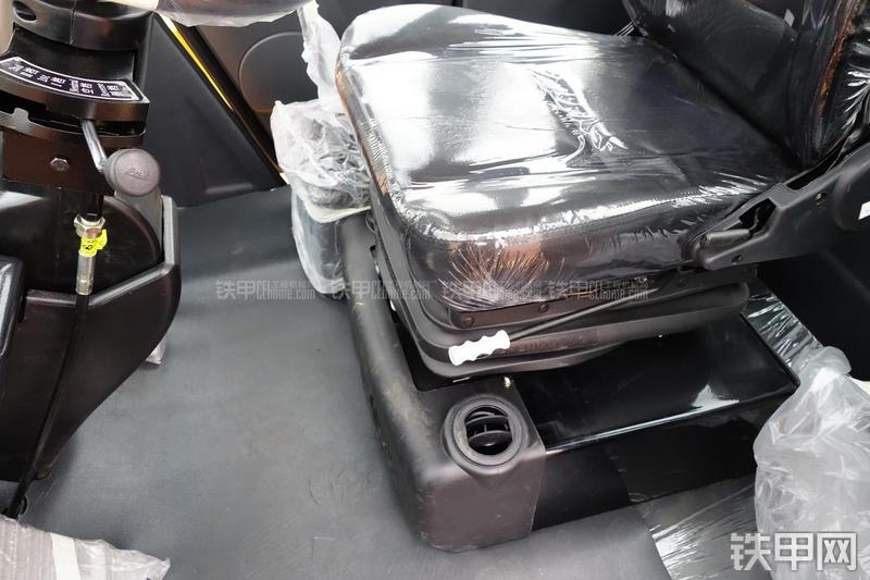 成工CGC18叉装车局部