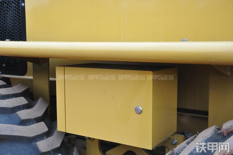 成工MG1320H平地机局部