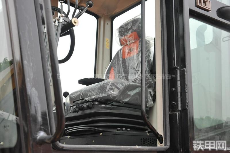 成工MG1320H平地机局部