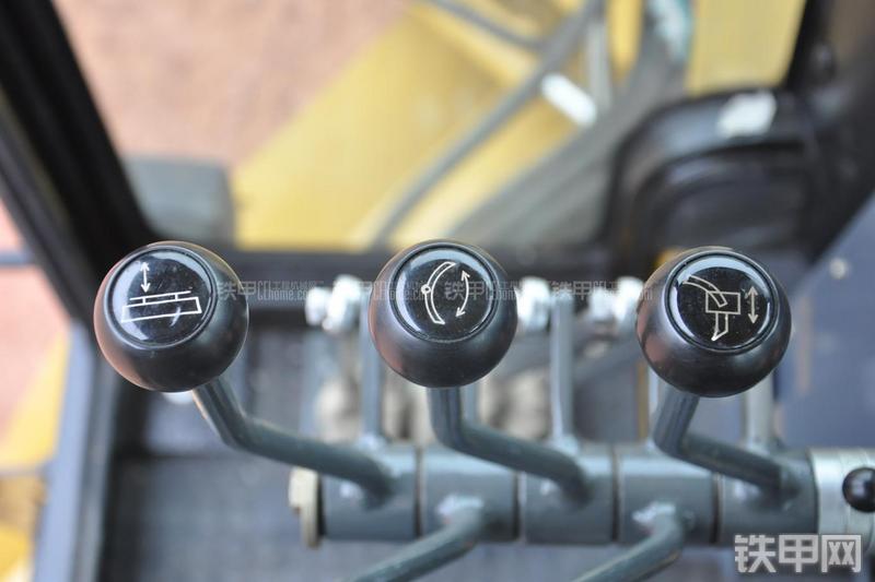 成工MG1320H平地机局部