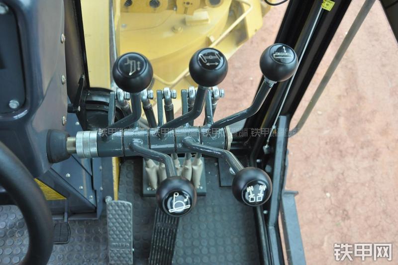 成工MG1320H平地机局部