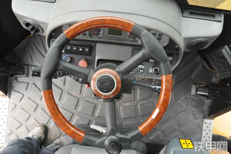 成工CG990H装载机局部