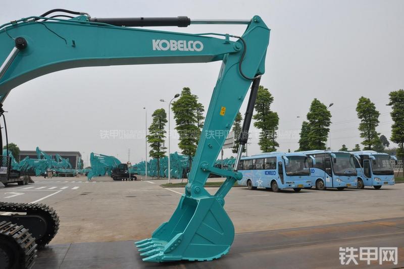 神钢SK270D挖掘机局部