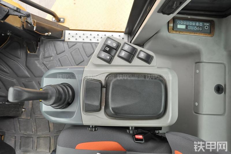 成工CG990H装载机局部