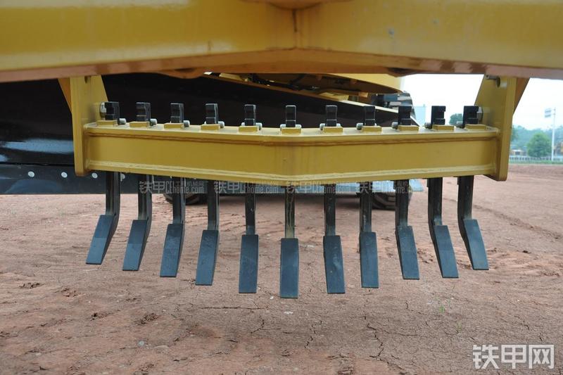 成工MG1320H平地机局部