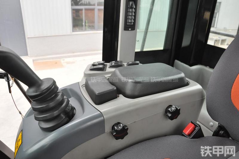 成工CG990H装载机局部