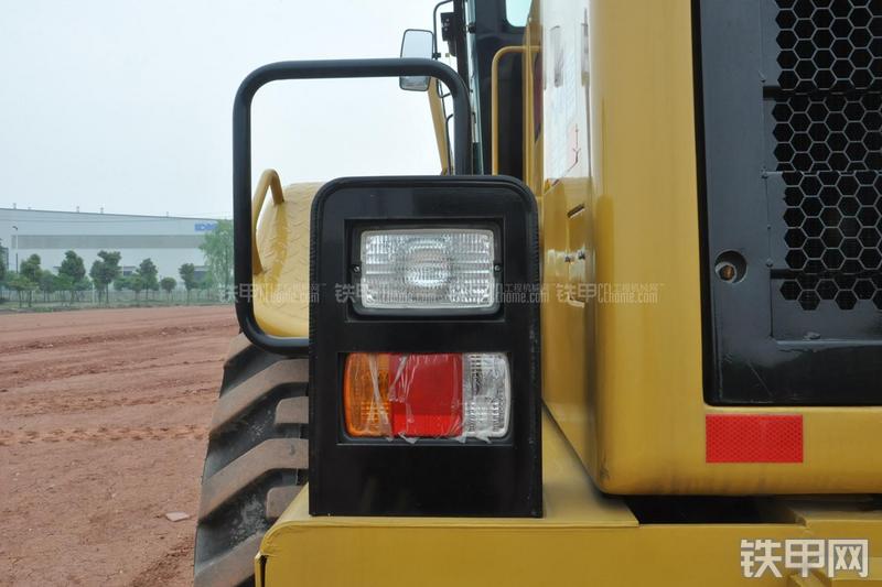 成工MG1320H平地机局部