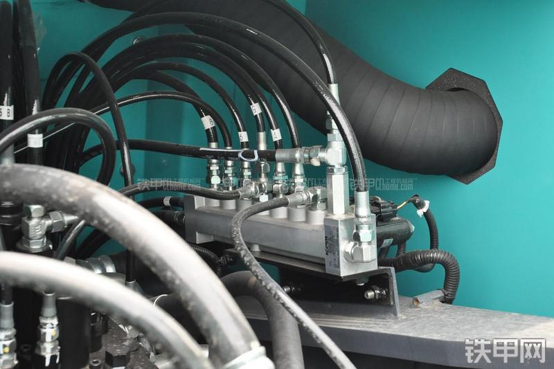 神钢SK270D挖掘机局部