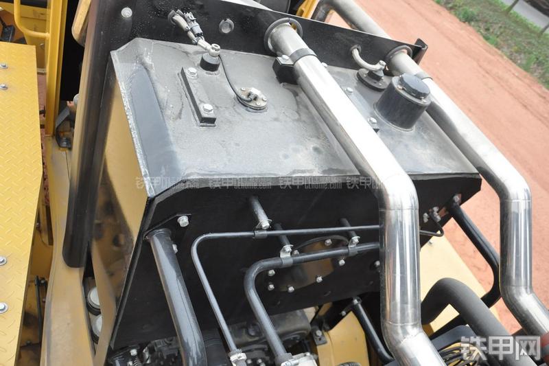 成工MG1320H平地机局部