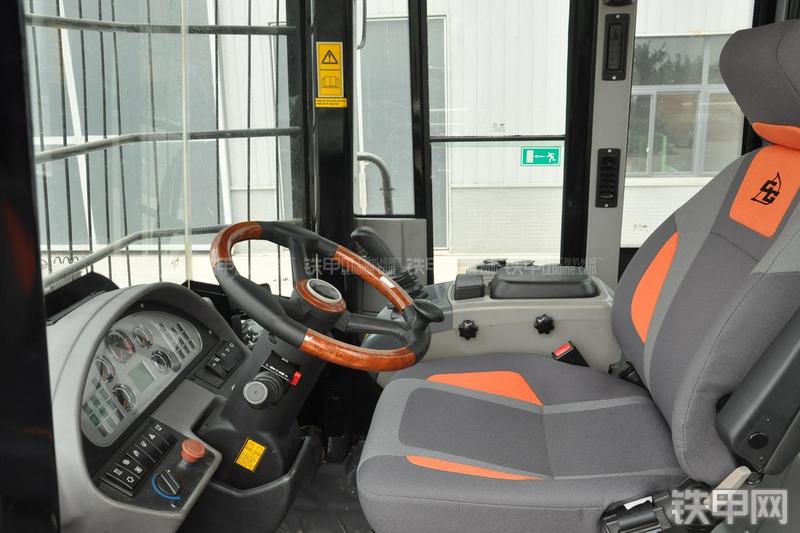 成工CG990H装载机局部