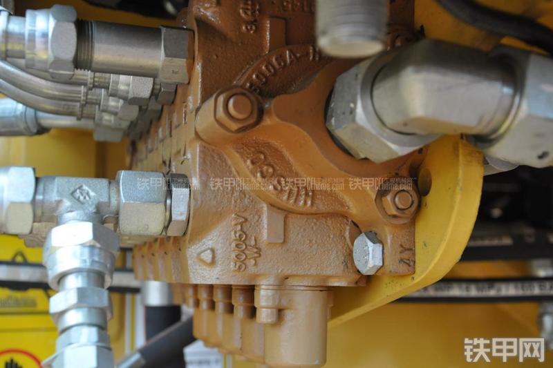 成工MG1320H平地机局部