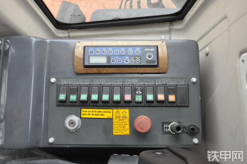 成工MG1320H平地机局部