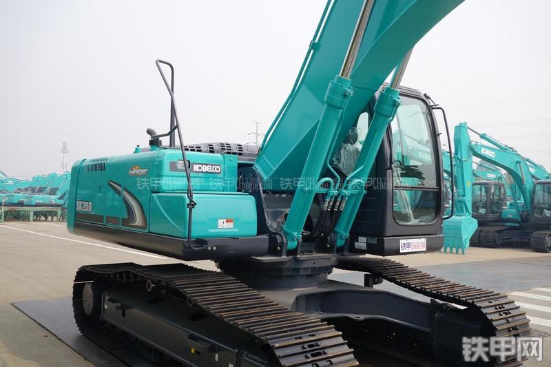 神钢SK250-8挖掘机局部