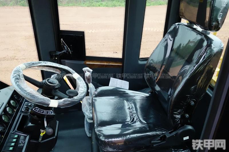 成工CGC18叉装车局部