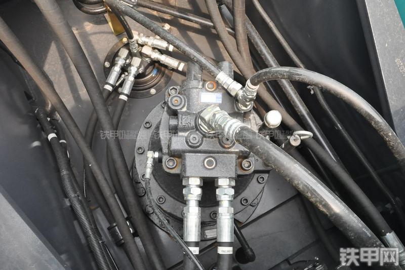 神钢SK270D挖掘机局部