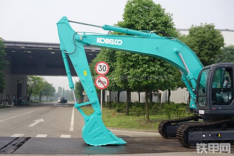 神钢SK250-8挖掘机局部
