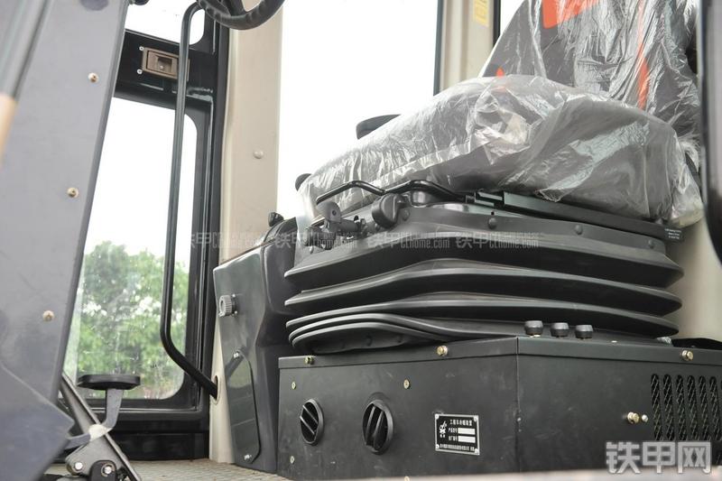 成工MG1320H平地机局部