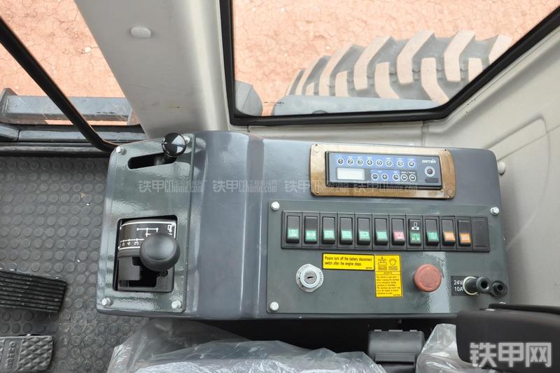 成工MG1320H平地机局部