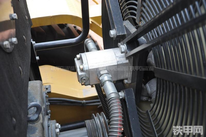 成工MG1320H平地机局部