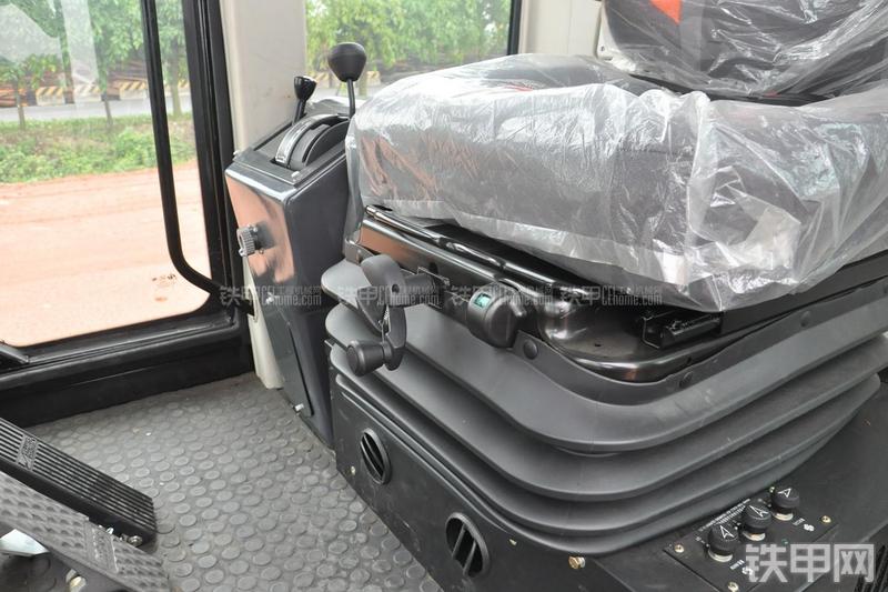 成工MG1320H平地机局部