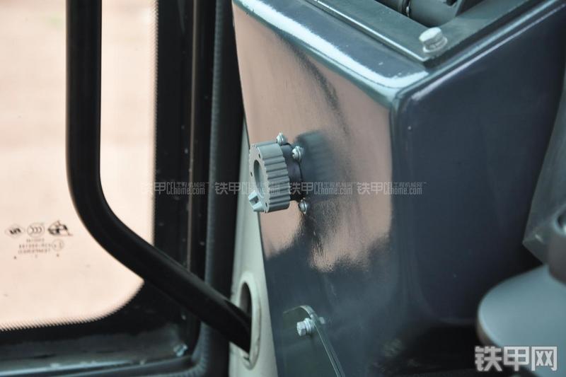 成工MG1320H平地机局部