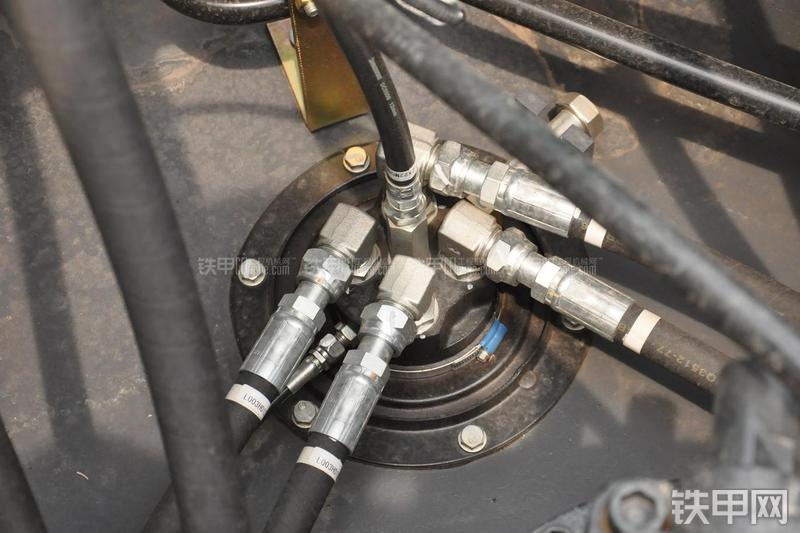 神钢SK270D挖掘机局部