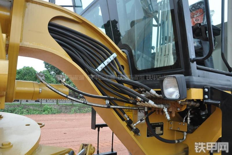 成工MG1320H平地机局部