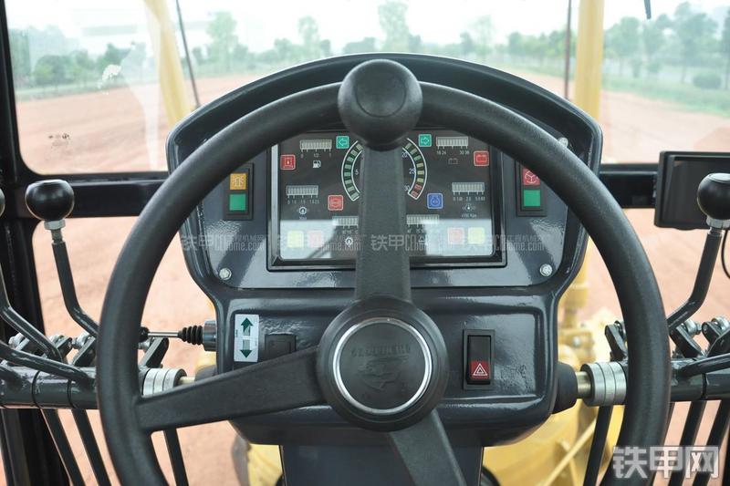 成工MG1320H平地机局部