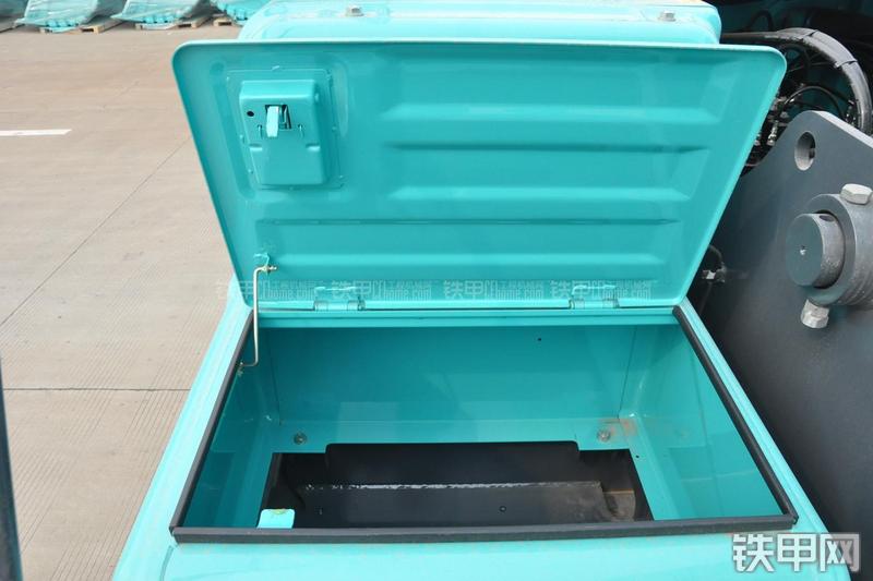 神钢SK200-8挖掘机局部