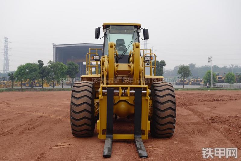 成工CGC18叉装车整机外观