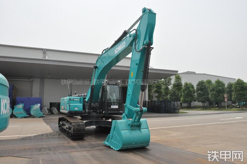 神钢SK270D挖掘机整机外观