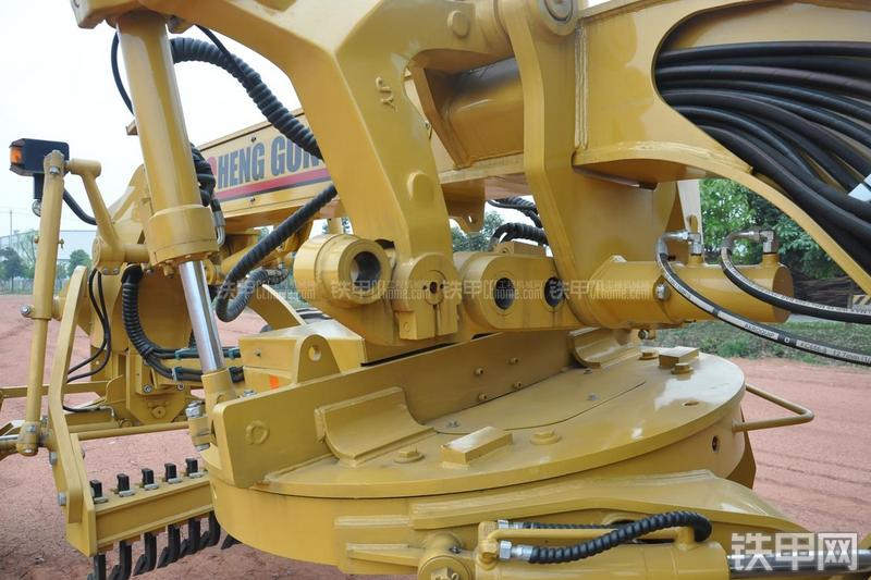 成工MG1320H平地机局部