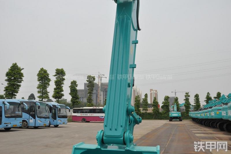 神钢SK270D挖掘机局部