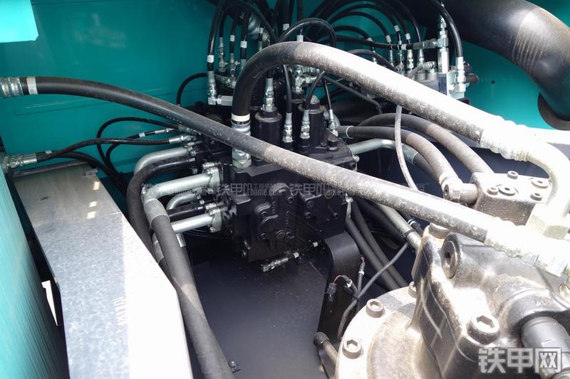 神钢SK380D挖掘机局部